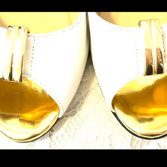 White Leather High heels with Bow, Gold Accents, New, J Renee, Size 7M - Picture 6 of 6